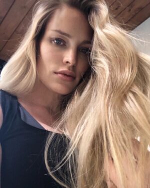 Cynthia Kirchner Instagram - Getting shoot ready for Sunday with @billyblanksofficial1  and @robairsims ... 🎥 📸 announcing new project soon!!! Thanks for the trim @3drkids ✂️🙏 Love that @bellybandit has a comfortable bra that goes with my eye color!!! Definitely having a “bra-mance” with this B.D.A.™ Bra in twilight. #BDABra #BraMance #BellyBandit #HairTrim