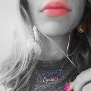 Cynthia Kirchner Instagram - Feeling my tunes and pink nails...#HappyWednesday 🎧💅