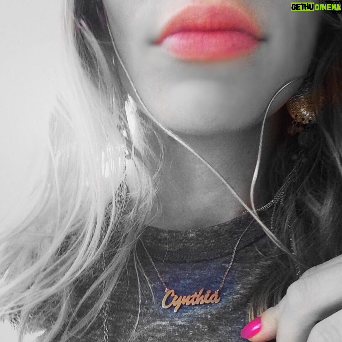 Cynthia Kirchner - 1K Likes - Feeling my tunes and pink nails...#HappyWednesday 🎧💅