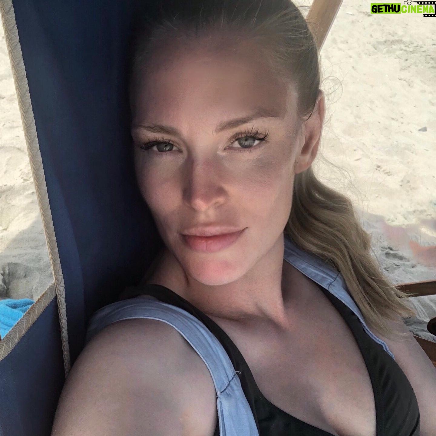 Cynthia Kirchner - 2.2K Likes - Quarantine Breakout...some much needed beach time 🏖 #QuarantineBreakOut #BeachTime🌴☀️🌊