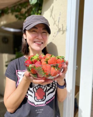 Cynthia Koh Instagram - It’s spring time in Spain. A time for trees and flowers to bloom and grow. A refreshing change in weather from cold to warm. A  chance for new beginnings…
#springday 
#strawberries 
#spain