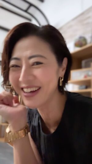 Cynthia Koh Instagram - Currently filming -嫁给不同世界的你,and I’m required to challenge my linguistic abilities for this role of Danni. Here’s me speaking Italian…. Can you interpret what I just said.
#嫁给不同世界的你 
#danniphan
#speakitalian