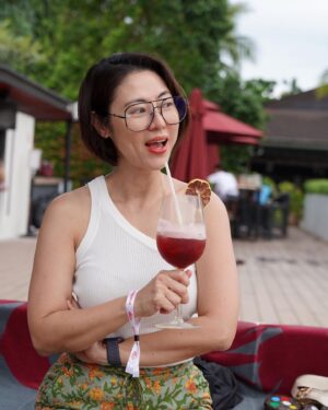 Cynthia Koh Instagram - Weekend cocktails 🍹 by the beach.
I must say @ohyushi is quite a good photographer ❤️
#sentosaisland 
#weekendvibes 
#ineedadrink