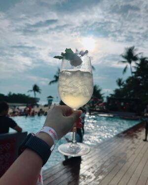 Cynthia Koh Instagram - Weekend cocktails 🍹 by the beach.
I must say @ohyushi is quite a good photographer ❤️
#sentosaisland 
#weekendvibes 
#ineedadrink