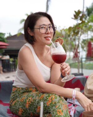 Cynthia Koh Instagram - Weekend cocktails 🍹 by the beach.
I must say @ohyushi is quite a good photographer ❤️
#sentosaisland 
#weekendvibes 
#ineedadrink