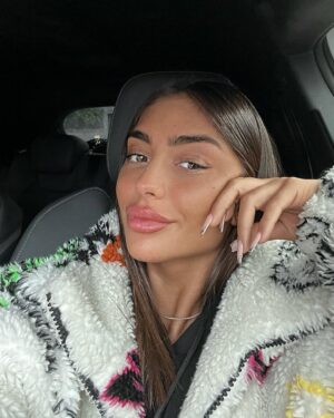 Cynthia Makhoul Instagram - Sometimes natural and simply things are better than all your fake dolls :)
