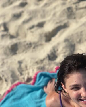 Débora Ozório Instagram - Minha alma pede sol 🌞🌻