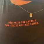 Débora Ozório Instagram – Recadinhos que o universo manda…
Sim, eu tiro foto da blusa das pessoas ☺️🥰