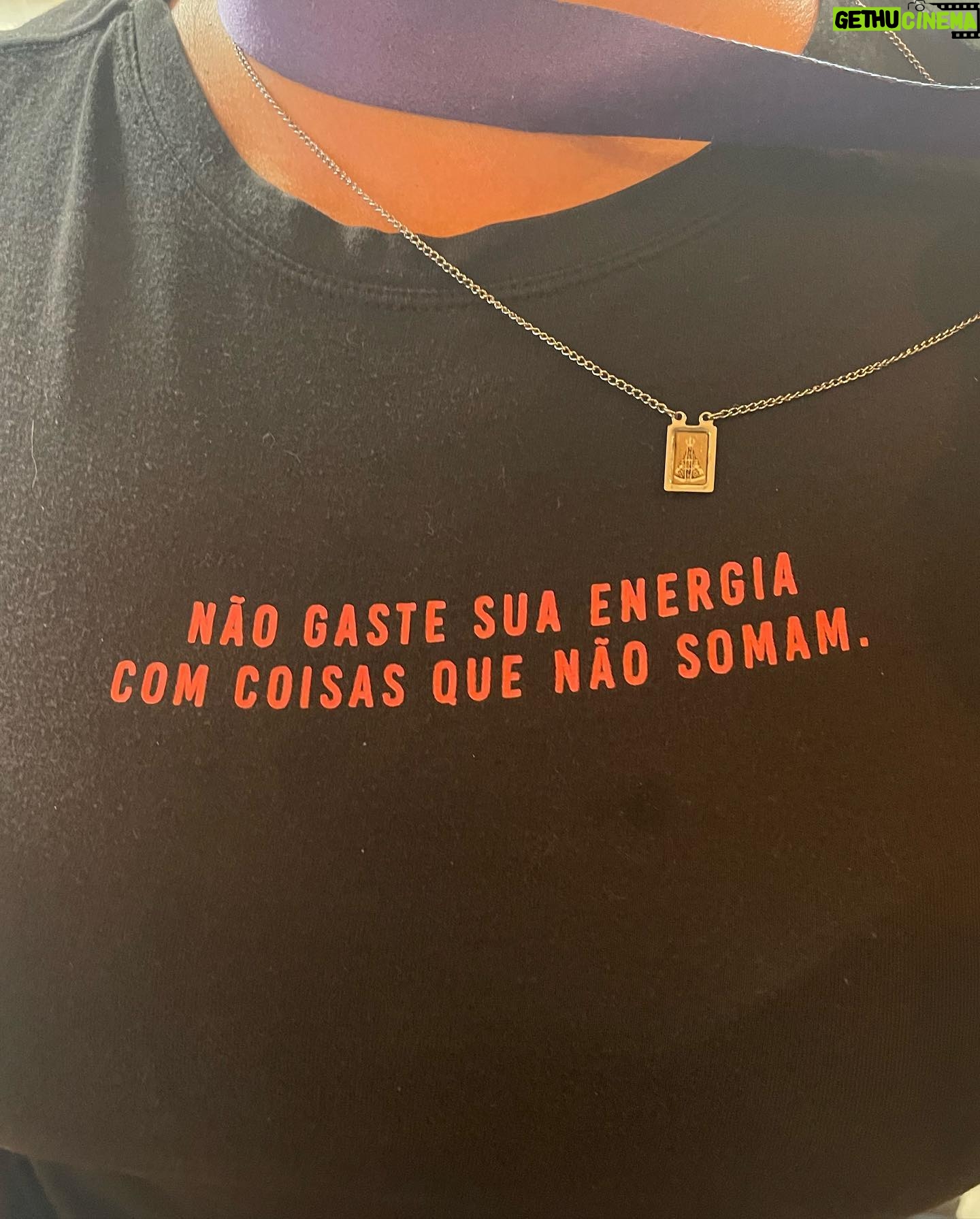 Débora Ozório Instagram - Recadinhos que o universo manda… Sim, eu tiro foto da blusa das pessoas ☺️🥰