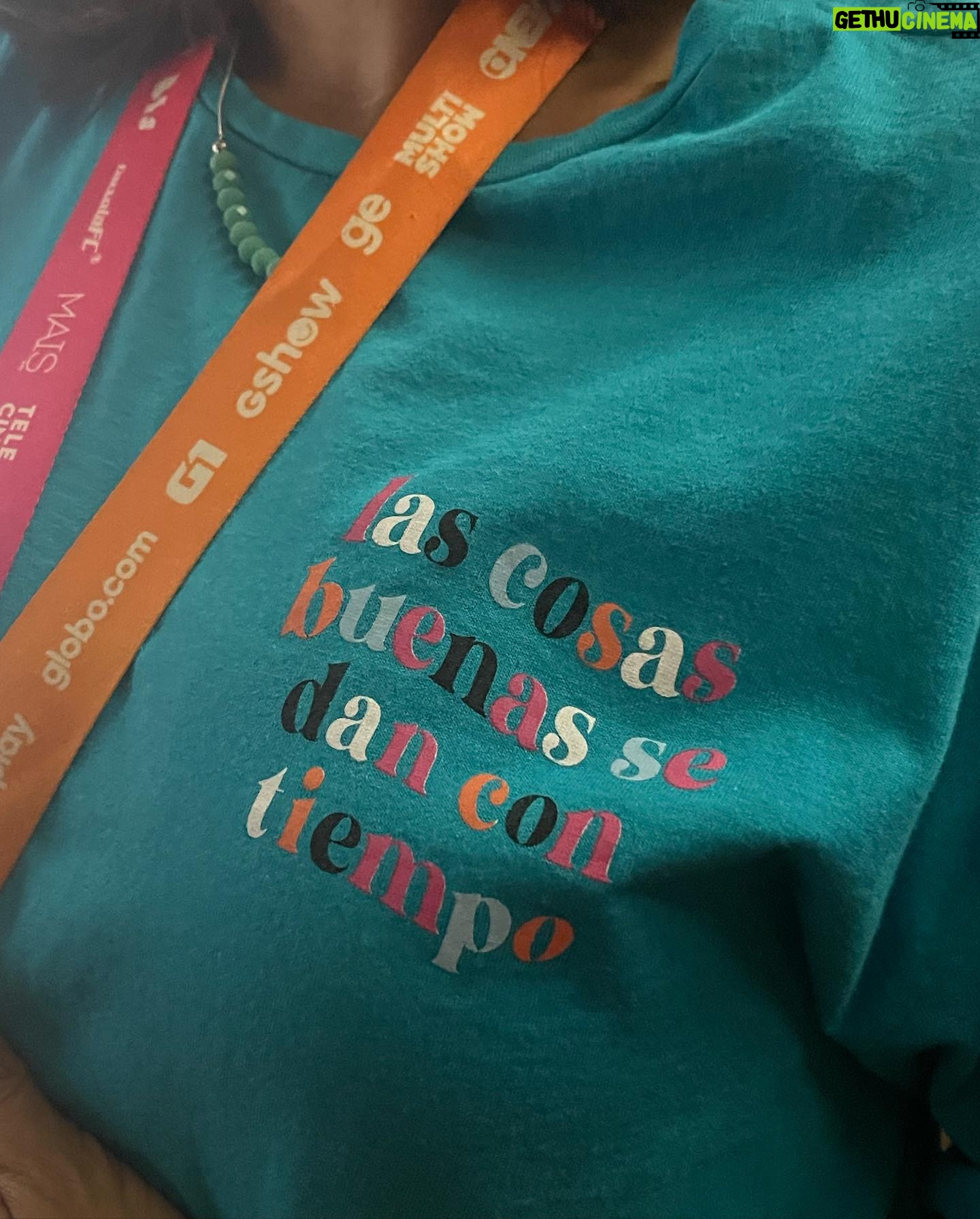 Débora Ozório Instagram - Recadinhos que o universo manda… Sim, eu tiro foto da blusa das pessoas ☺️🥰