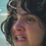Débora Ozório Instagram - [Alerta de conteúdo sensível] #TERRAEPAIXÃO 📺 Petra atraiu Dirceu a uma armadilha para colocá-lo atrás das grades, mas ele acabou percebendo que tudo não passava de um plano. O abusador tenta afogar a sobrinha, que se desvencilha e tenta matá-lo. *Para denunciar abuso sexual, infantil e qualquer outra violação aos Direitos Humanos que ocorrem com você ou outra pessoa, o número de telefone 100 está disponível 24 horas por dia. *Violência contra a mulher é crime. Ligue 180 e denuncie.