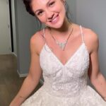 Débora Ozório Instagram - #BASTIDORES 🤳 Bora se arrumar com a Petra para o casamento com o Luigi? 💍 Nós acompanhamos a caracterização da atriz Debora Ozório como noiva nas gravações de #TerraEPaixão ❤️ Vem ver!