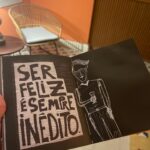 Débora Ozório Instagram - Livro: Eu Me Chamo Antônio. Achei no meio do cenário, fui folhear despretensiosamente e me encantei. Cada página uma foto.