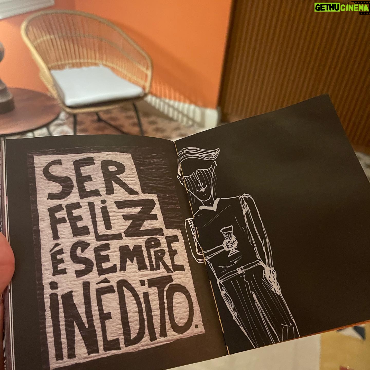 Débora Ozório Instagram - Livro: Eu Me Chamo Antônio. Achei no meio do cenário, fui folhear despretensiosamente e me encantei. Cada página uma foto.
