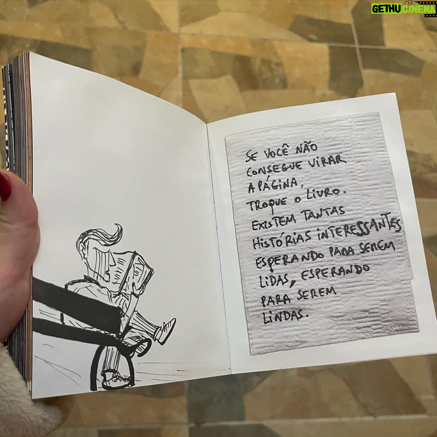 Débora Ozório Instagram - Livro: Eu Me Chamo Antônio. Achei no meio do cenário, fui folhear despretensiosamente e me encantei. Cada página uma foto.