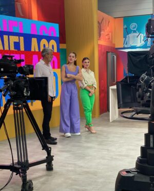 Débora Ozório Instagram - De hoje com os queridos @anaclaraac e @alexandreborges.artista no @gnt 💞💞 
Foi uma delícia, obrigadaa!

Make: @euverodrigues 
Cabelo: @sou_danicris 
Look: @nathcalmont