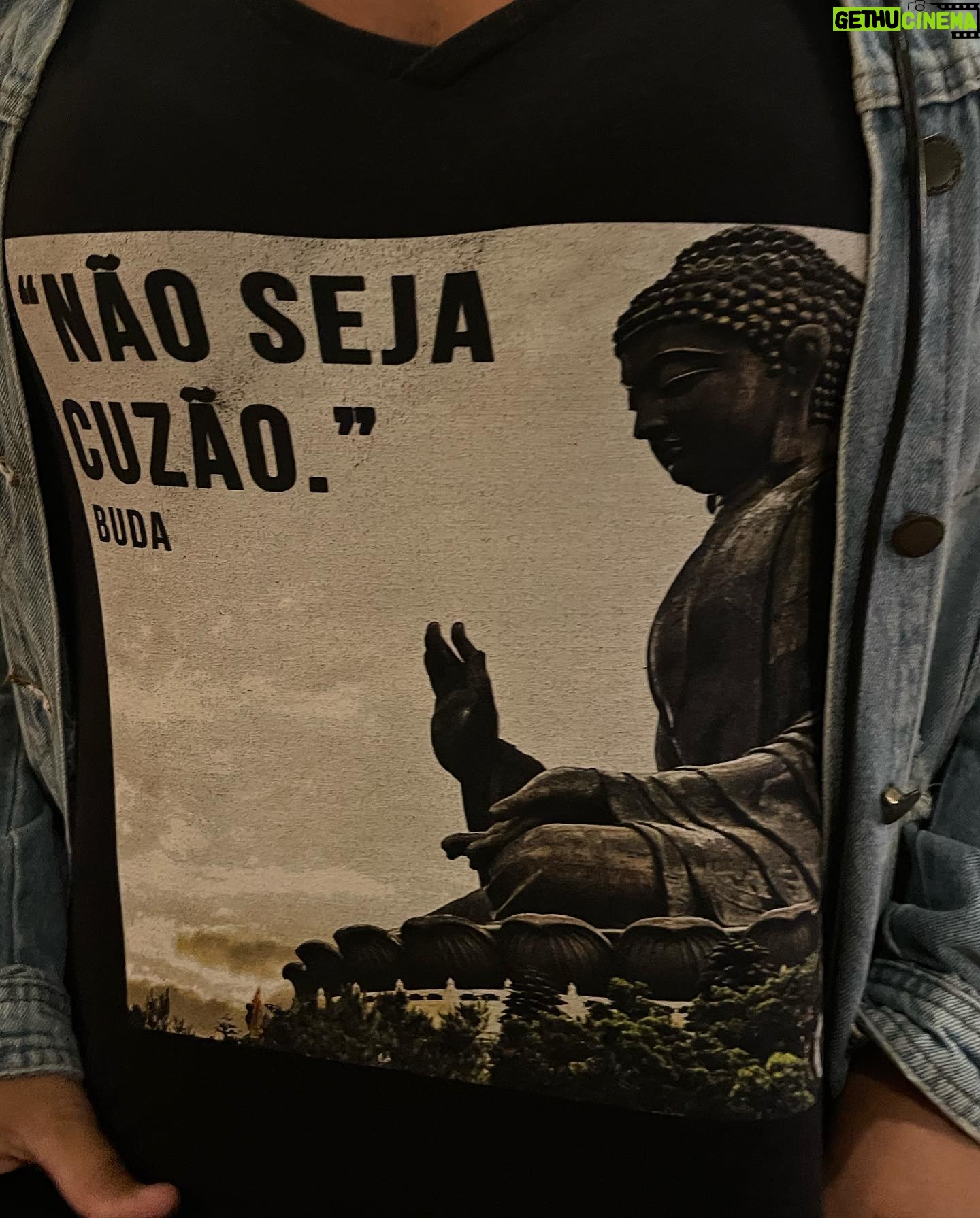 Débora Ozório Instagram - Recadinhos que o universo manda… Sim, eu tiro foto da blusa das pessoas ☺️🥰