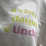 Débora Ozório Instagram – Recadinhos que o universo manda…
Sim, eu tiro foto da blusa das pessoas ☺️🥰