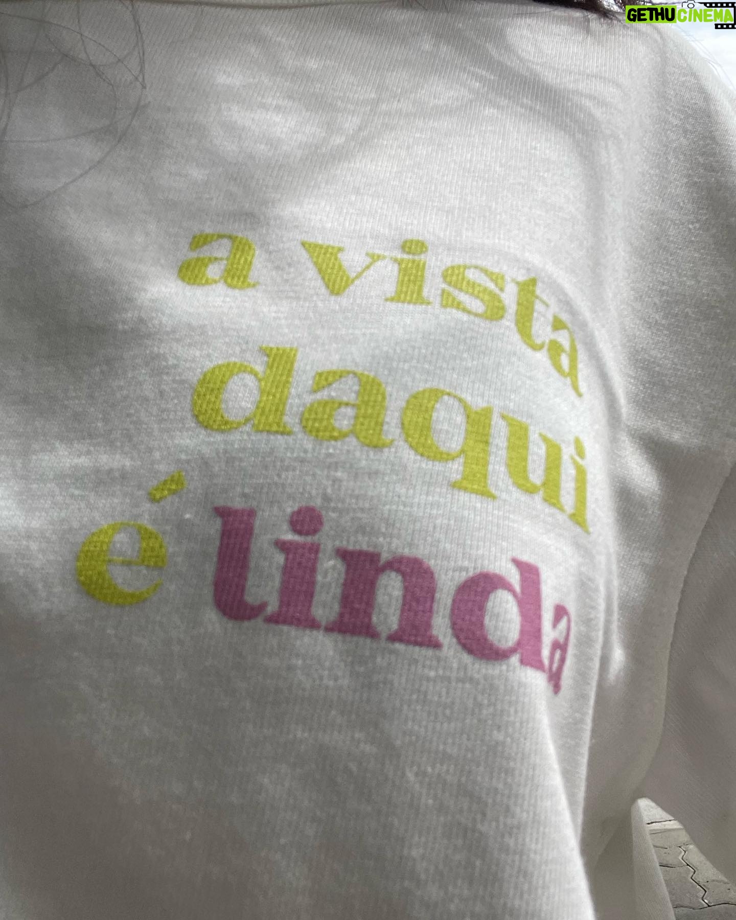 Débora Ozório Instagram - Recadinhos que o universo manda… Sim, eu tiro foto da blusa das pessoas ☺️🥰