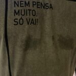 Débora Ozório Instagram - Recadinhos que o universo manda… Sim, eu tiro foto da blusa das pessoas ☺️🥰