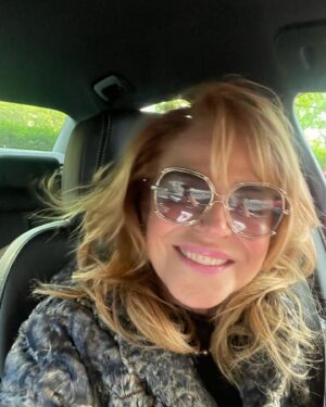 Dagmar Havlová Veškrnová Instagram - V autě se povedou fotky nejlíp. Nevím, čím to je. Světlem? Úhlem? Tím absolutním soukromím? Vnitřní svobodou? Kdy jsem sama sebou, můžu před sebou křičet ,brečet, zpívat, řvát ? Můžu si se sebou vést dialog ?! 🪲 Nikdo mě neslyší a když chci, ani nevidí? Taky vás uklidňuje jízda? ( nemyslím tím zrovna jízdu v pražské dopravní každodenní špičce) Je to podvědomé ujíždění od něčeho, čemu či komu ujet chci? 🪲🪲🪲 #zesvetluji #vlasy #hair #nofilter #filterneeded