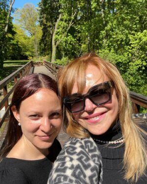 Dagmar Havlová Veškrnová Instagram - A je tady. I když lehce “ zubaté”. Vítej, slunce, vítej!🙂🙂🙂 přesto SPF 50  Proto mastné obličeje. Mohla jsem dát filtr. Ale proč, že? @zamekloucen @monika.kohoutova.16 @leolaperly
