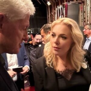 Dagmar Havlová Veškrnová Instagram - Pan prezident Clinton nás včera v Redutě velmi vřele přivítal a dlouho jsme si povídali o našich rodinách a zavzpomínali na některá setkání. Rodinní přátelé Vám zůstávají celý život. A to je fajn zjištění 🌷🌷🌷 #carousel