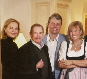 Dagmar Havlová Veškrnová Instagram - Vzpomínám, jak dlouho jsem nebyla odpočinout si v nějakém relaxačním centru. S manželem jsme často trávili dovolenou v Tirolích. Čistý vzduch, dlouhé procházky s pejsky ( tedy spíš já), posezení v hospůdkách - ( tedy spíš Vašek). A když bylo zachmuřeno jako dnes, tak do kádě. Udělejte si dnes relax dle svých možností. Ve vaně, čtením, koukáním na filmy výstavou, divadlem, dobrým jídlem. Já jdu na to. A přeji hezkou neděli i těm, kteří musí dnes  pracovat💋💋💋 #loveyourself #loveyou #alpen #tirol #friends #husband #husbandandwife