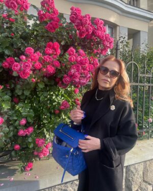 Dagmar Havlová Veškrnová Instagram - Stalo se vám někdy, že jste ve snu proplakali celou noc? Měla jsem to na dnešek. Říká se, že pejsci nemají rádi, když jejich páníčkové po jejich odchodu pláčou. Tak se snažím to dodržet. Ale podvědomí je silnější. Probudila jsem se s opuchlýma očima a přesně vím, co se mi zdálo a vím, že to bylo o Grejsince. 💔Je těžké vyrovnat se s odchodem psího kamaráda, který mě celá léta doprovázel  v mé samotě po odchodu manžela. 💔 Je to moc těžké. Vypnu komentáře. Dám filtr a popřeji vám krásný střed týdne. Vaše DH💔💔💔