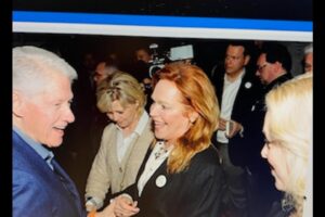 Dagmar Havlová Veškrnová Instagram - Pan prezident Clinton nás včera v Redutě velmi vřele přivítal a dlouho jsme si povídali o našich rodinách a zavzpomínali na některá setkání. Rodinní přátelé Vám zůstávají celý život. A to je fajn zjištění 🌷🌷🌷 #carousel