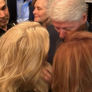 Dagmar Havlová Veškrnová Instagram - Pan prezident Clinton nás včera v Redutě velmi vřele přivítal a dlouho jsme si povídali o našich rodinách a zavzpomínali na některá setkání. Rodinní přátelé Vám zůstávají celý život. A to je fajn zjištění 🌷🌷🌷 #carousel
