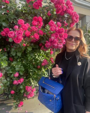 Dagmar Havlová Veškrnová Instagram - Stalo se vám někdy, že jste ve snu proplakali celou noc? Měla jsem to na dnešek. Říká se, že pejsci nemají rádi, když jejich páníčkové po jejich odchodu pláčou. Tak se snažím to dodržet. Ale podvědomí je silnější. Probudila jsem se s opuchlýma očima a přesně vím, co se mi zdálo a vím, že to bylo o Grejsince. 💔Je těžké vyrovnat se s odchodem psího kamaráda, který mě celá léta doprovázel  v mé samotě po odchodu manžela. 💔 Je to moc těžké. Vypnu komentáře. Dám filtr a popřeji vám krásný střed týdne. Vaše DH💔💔💔
