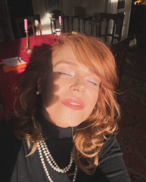 Dagmar Havlová Veškrnová Instagram - Vyšlo slunce. Raduju se z maličkostí, z krásného dne, z kytek, co raší ze země, květů na stromech. Hezký čas přicházejícího jara všem 🌼🌼🌼