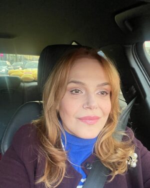 Dagmar Havlová Veškrnová Instagram - Zítra se udělují ceny Český lev. Viděla jsem poctivě asi 40 filmů, televizních seriálů, dokumentů, či filmů studentů FAMU, protože jsem v Kolegiu ČFTA a hlasuji. 🍀 Letos se po dlouhé době urodilo mnoho dobrých hraných filmů, které stojí za vidění a hereckých talentů, ze kterých se jistě stanou stálice velkých divadelních jevišť  i filmových pláten. Mám z toho velkou radost a fandím jim. A jsem zvědavá. Vyhrají Bratři nebo Přišla v noci, Úsvit, nebo Tancuj, Matyldo. Vynikající je i Její tělo. Kamera, zvuk, střih, plakáty… Těším se, jak si povedou mí favorité. Klidný páteční večer a dobrou noc💜💜💜 #ceskylev #cfta #film #movie #movies @audi_czech_republic_fanclub