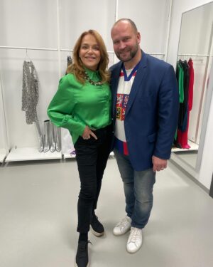 Dagmar Havlová Veškrnová Instagram - S hokejovou legendou Jiřím Šlégrem jsme se naposledy viděli po Naganu u nás na zahradě. To je let! Příznivcům okolo našeho domu jsem se sestřenicí vařila v obrzavařovacím hrnci čaj. Padlo do něho několik lahví rumu. Grog byl v těch mrazech nejlepším řešením. Roznášela jsem ho mezi stovkami lidí před domem v hrníčcích, které si nechávali na památku . Byl to hezký čas. ⭐️ Kluci hodně slavili, než přijeli k nám, ale Jiří si na to kupodivu pamatoval. Nebo to aspoň říkal.⭐️ Hezký večer ⭐️⭐️⭐️ #jiříšlégr #dress #nagano ⭐️ Až se budete ptát na  náhrdelník a náušnice, tak @zdena_zingopi