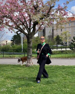 Dagmar Havlová Veškrnová Instagram - V aprílovém včerejším počasí  při hledání paprsků slunce… ☀️☀️☀️ @vabacci_fashion  #april #carousel
