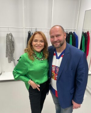 Dagmar Havlová Veškrnová Instagram - S hokejovou legendou Jiřím Šlégrem jsme se naposledy viděli po Naganu u nás na zahradě. To je let! Příznivcům okolo našeho domu jsem se sestřenicí vařila v obrzavařovacím hrnci čaj. Padlo do něho několik lahví rumu. Grog byl v těch mrazech nejlepším řešením. Roznášela jsem ho mezi stovkami lidí před domem v hrníčcích, které si nechávali na památku . Byl to hezký čas. ⭐️ Kluci hodně slavili, než přijeli k nám, ale Jiří si na to kupodivu pamatoval. Nebo to aspoň říkal.⭐️ Hezký večer ⭐️⭐️⭐️ #jiříšlégr #dress #nagano ⭐️ Až se budete ptát na  náhrdelník a náušnice, tak @zdena_zingopi