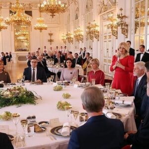 Dagmar Havlová Veškrnová Instagram - Paní prezidentka Zuzana Čaputová přijela na svou poslední zahraniční návštěvu k nám, do Prahy. Slavnostní oběd byl v Rudolfově galerii. Obědvali jsme na porcelánu, jehož design jsme navrhovali spolu s manželem v 90’letech. Jsem ráda, že jsem se ,na pozvání pana  prezidenta Pavla,  s touto krásnou, noblesní a vzdělanou dámou mohla ještě sejít. 💜Můj muž by měl určitě radost💜 A atmosféra s českými a slovenskými osobnostmi na Hradě velmi přátelská. 💜💜💜 @zuzana_caputova @prezident.pavel