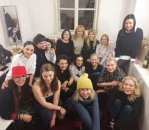 Dagmar Havlová Veškrnová Instagram - Zpráva o odchodu Simony mi vpravdě vyrazila dech. Má kolegyně z Vinohradského divadla, se kterou jsem sdílela pevnou vazbu víry, tam nastoupila asi o 15 let později. Podělila jsem se tehdy s ní o svůj líčící stolek a židli v naší “ hvězdné” šatně Bohdalová Kolářová Veškrnová. 😇 Když jsem se po 11 letech - ze služby manželky prezidenta - k herectví vrátila, uvolnila mi zpět polovinu všech těch zásuvek, šuplíků a skříněk.  Prostě všechno to, kam si herečky , řečeno s Manon, ukládají “mé a mé” 😇Její život bych nazvala trudným, plným bolesti a osudových nástrah, jež  statečně nesla až do rychlého konce. Víc se nesluší o jejím soukromí říkat. Aspoň já to tak cítím. 😇 Snad  jen to, že byla výjimečná herečka s neotřelým hereckým projevem. 😇Milá Simono, zpráva o Tvém odchodu mě zastihla v místě, kde má modlitba za Tvou statečnou Duši bude určitě vyslyšena, protože víme, že náhody neexistují. 😇😇😇 Sbohem a upřímnou soustrast Janičce a jejímu robátku. Je mi to tak moc líto😇😇😇