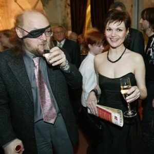 Dagmar Havlová Veškrnová Instagram - Zpráva o odchodu Simony mi vpravdě vyrazila dech. Má kolegyně z Vinohradského divadla, se kterou jsem sdílela pevnou vazbu víry, tam nastoupila asi o 15 let později. Podělila jsem se tehdy s ní o svůj líčící stolek a židli v naší “ hvězdné” šatně Bohdalová Kolářová Veškrnová. 😇 Když jsem se po 11 letech - ze služby manželky prezidenta - k herectví vrátila, uvolnila mi zpět polovinu všech těch zásuvek, šuplíků a skříněk.  Prostě všechno to, kam si herečky , řečeno s Manon, ukládají “mé a mé” 😇Její život bych nazvala trudným, plným bolesti a osudových nástrah, jež  statečně nesla až do rychlého konce. Víc se nesluší o jejím soukromí říkat. Aspoň já to tak cítím. 😇 Snad  jen to, že byla výjimečná herečka s neotřelým hereckým projevem. 😇Milá Simono, zpráva o Tvém odchodu mě zastihla v místě, kde má modlitba za Tvou statečnou Duši bude určitě vyslyšena, protože víme, že náhody neexistují. 😇😇😇 Sbohem a upřímnou soustrast Janičce a jejímu robátku. Je mi to tak moc líto😇😇😇