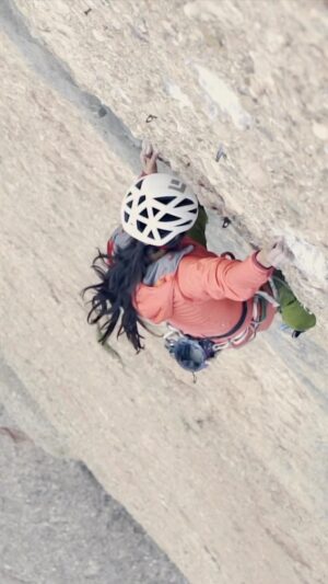 Daila Ojeda Instagram - To me, climbing has something very interesting to offer, and it is that, regardless of the grade you climb, the feeling remains the same for all of us.  We all have to find the way to manage more or less the same challenges.

Esto me parece muy interesante de la escalada, tengas el nivel que tengas, todos/as sentimos mas o menos lo mismo. Y tenemos que ir aprendiendo a gestionar mas o menos los mismos desafíos.

📹 by my friend @bernardo_gimenez climbing “Directa de l’amistat” 8a, #Montserrat with my friend Ik (@siurana_climbing_house) 🙏🏽

@blackdiamond @blackdiamond_climb @scarpaspa @scarpaspain @gorumpl #liveclimbrepeat #noplacetoofar