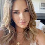 Daisy Fuentes Instagram - Surround yourself with people who don’t make you sage your home after they leave ✌🏼💥 necklace & earrings @daisyfuentesstyle