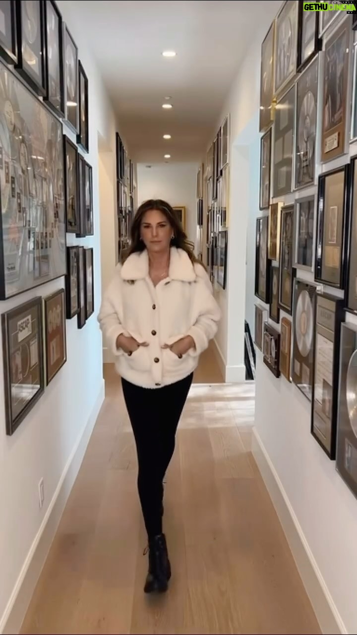 Daisy Fuentes Instagram - It’s officially cozy season 🎄 repost @daisyfuentesstyle