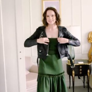 Daisy Ridley Instagram - Speaking of self-esteem… if I can confidently execute that dance move, so can you. More where that came from in my  @voguemagazine’s 73 Questions.