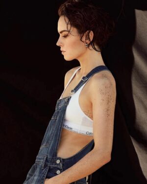 Daisy Ridley Instagram - Could use some of that California sunshine right about now. Throwback to my January/February 2020 cover with @britishgq shot by @alexilubomirski