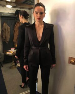 Daisy Ridley Instagram - The face of someone who isn’t a rapper, taking her rap game VERY seriously on @fallontonight. Shout out to @samanthamcmillen_stylist for the power suit.