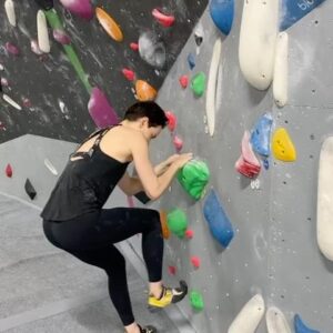 Daisy Ridley Instagram - This felt SO MUCH HARDER than it looks! Newbie climber hellllllo! I didn’t succeed fully in either of these but kept trying! 🦥🦥🦥