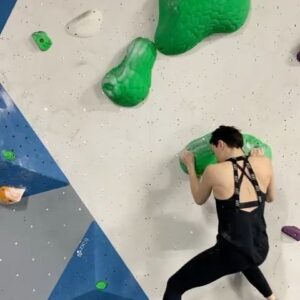 Daisy Ridley Instagram - This felt SO MUCH HARDER than it looks! Newbie climber hellllllo! I didn’t succeed fully in either of these but kept trying! 🦥🦥🦥