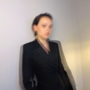 Daisy Ridley Instagram - Spent a beautiful few days in Paris talking all things Sometimes I Think About Dying! Le film est disponible dans les cinémas maintenant! @lipstickkelly @jillianhalouska @leithclark merci beaucoup!!! ❤️❤️❤️