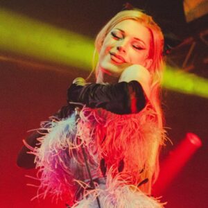 Dakota Schiffer Instagram - Thank you so much for such a warm reception yesterday for my surprise apperance for @blackhoneyuk ‘s Brighton show! Directing the music video for Heavy was such a privilege and getting to perform the song on stage was so surreal and full circle! Thank you so much to the amazing band and crew!💖💖 photos by @hattie_neate